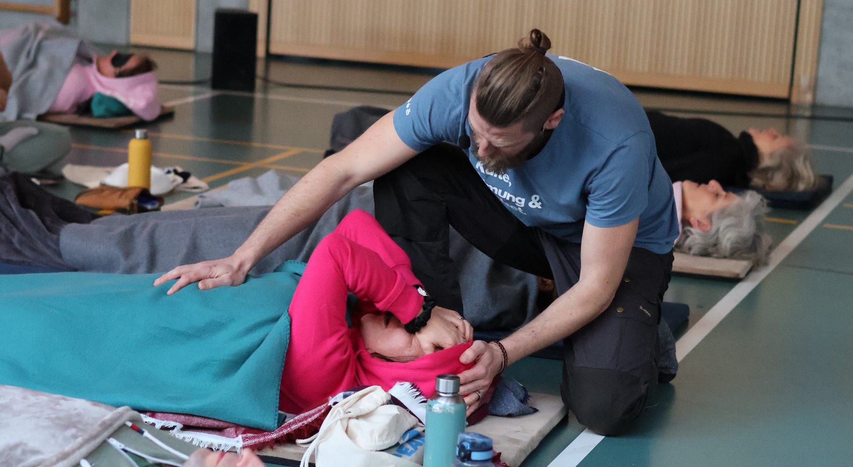 Rolf Duda in einer Gruppensession: transformative Atemarbeit im Feld